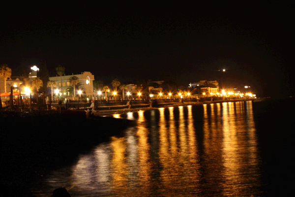 Vista notturna del lungomare Cicerone di Lazzaro